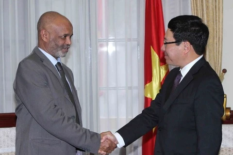 Deputy Prime Minister and Foreign Minister Pham Binh Minh (right); Sudanese State Minister for Foreign Affairs Kamal-Eddin Ismail Saeed (left) (Photo: VNA)