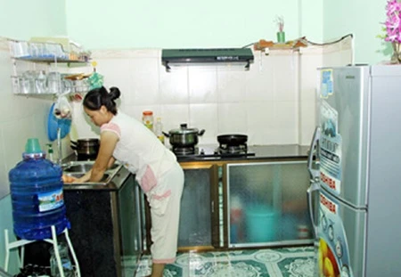 A domestic helper at work in Hanoi. Photo: VNA