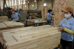 Wood processing (Photo: VNA)