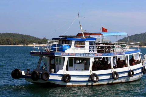 Tourists travel by boat in Phu Quoc island (Photo: VNA)