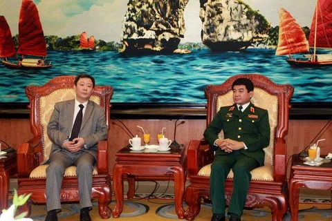 Deputy Chief of the General Staff of the Vietnam People’s Army Lieut. Gen. Vo Van Tuan (R) receives Miao Hongbo, head of the Zhong Nanhai telegraph office. Photo: VNA