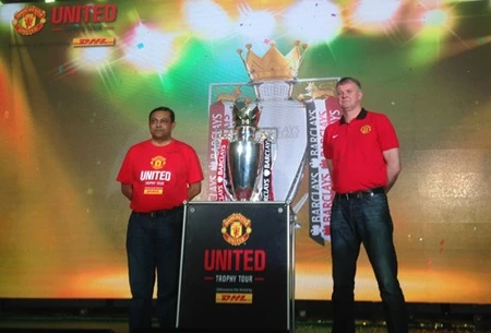 Former Manchester United defender Garry Pallister (right) and an unnamed official delivered the Barclays Premier League trophy to HCM City on February 26 (Photo: VNA)