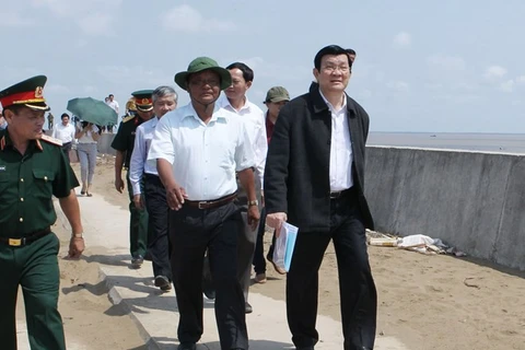 President Truong Tan Sang inspects sea dykes in Tra Vinh, Soc Trang (Photo: VNA)