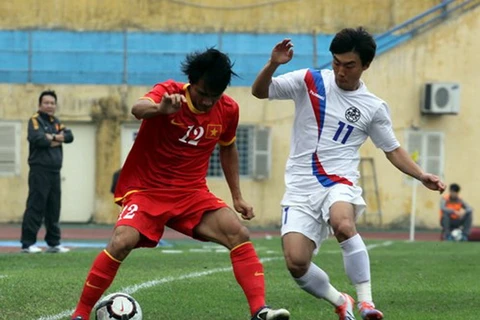 The national men's football team and a Republic of Korea student team drew 0-0 in an international friendly match on March 2 (Photo: VNA)