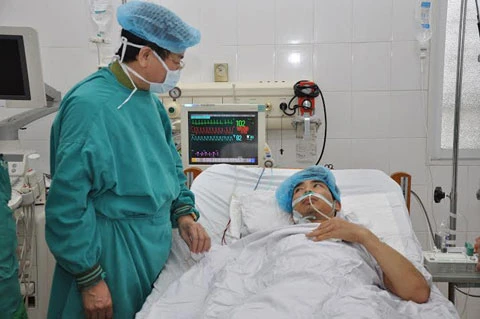 Patient Pham Thai Huyen's health better after the surgery (Source: Hanoi Moi) 