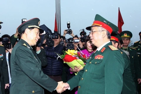 Deputy Defence Minister Senior Lieutenant General Nguyen Chi Vinh receives Lieutenant General Qi Jianguo (Source: VNA)