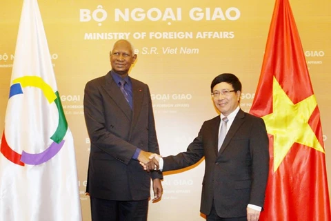 Deputy Prime Minister and Foreign Minister Pham Binh Minh (R) receives Secretary General of the International Francophone Organisation Abdou Diouf. Photo: VNA