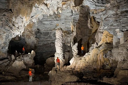 Ken Cave, a wonderful wet cave in the trekking tour (Photo courtesy Oxalis)