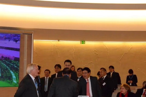 Delegates congratulate Deputy Prime Minister and Foreign Minister Pham Binh Minh after his March 3 speech at the UN Human Rights Council (Photo: VNA) 