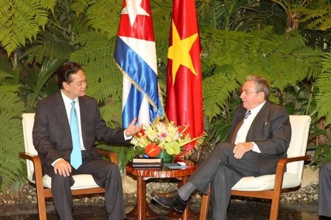 Prime Minister Nguyen Tan Dung (L) and President of the Council of Ministers of Cuba Raul Castro Ruz at the March 28 talks in Havana. Photo: VNA
