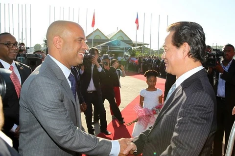 Haitian Prime Minister Laurent Salvador Lamothe greets his counterpart Nguyen Tan Dung at the Toussaint Louveture airport (Photo: VNA)