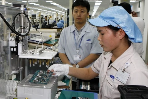 Manufacturing line of mobile phone of Samsung company in northern Bac Ninh province (Photo: VNA) 