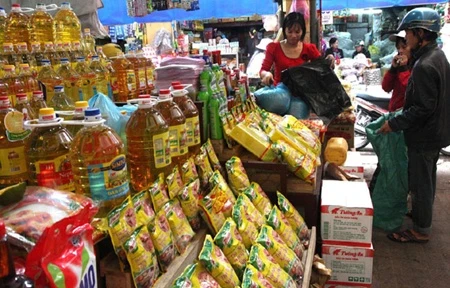 Customers purchase goods from shops in My Tho market in Nam Dinh province (Photo: VNA)