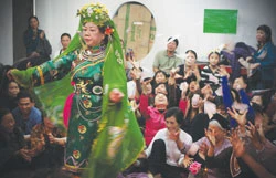 A medium dances to the melody of chau van singing to honour Mother Goddesses (Photo: VNA)
