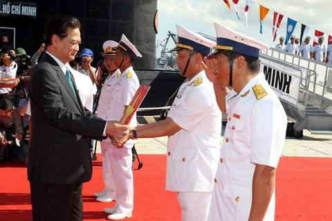 PM Nguyen Tan Dung hands over flag to submarines' commanders (Source: VNA)