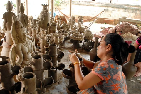 A Bau Truc villager is making pottery pieces (Photo: VNA)