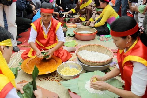 A traditional Chung cake and Day cake contest (Source: VNA)