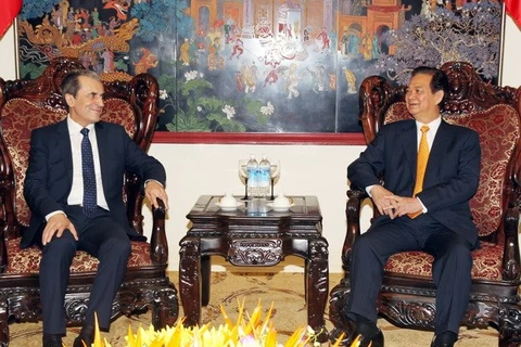Prime Minister Nguyen Tan Dung welcomes Prime Minister Plamen Vasilev Oresharski. (Photo: VNA)