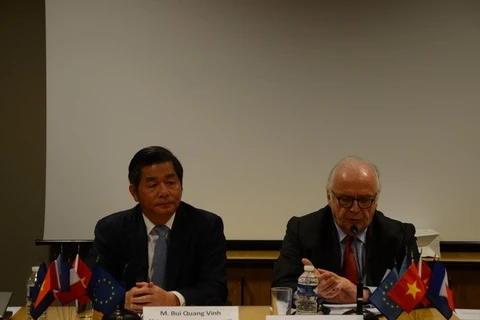Minister Bui Quang Vinh (L) at the meeting with French firms (Photo: VNA)