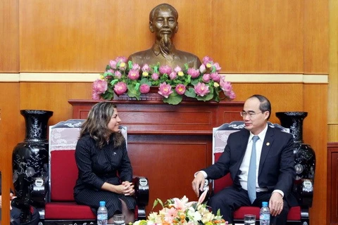 Chairman of the Vietnam Fatherland Front Central Committee Nguyen Thien Nhan and Kenia Serrano Puig (Source: VNA)