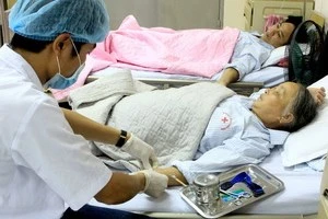 A diabetes sufferer is being treated (Photo: VNA)