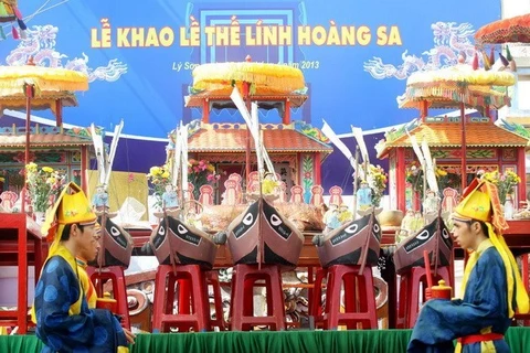 Ceremony commemorating sailors of the Hoang Sa flotilla in 2013 (Source: VNA)