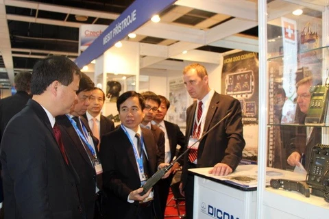 Vietnamese delegation attended the defence show (Photo: VNA)