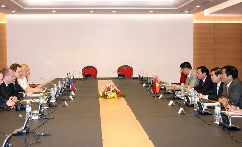 The talks took place in Hanoi on April 17 (Photo: VNA)