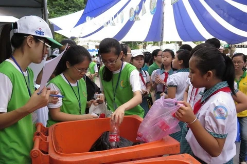 Exchanging plastic bottles for gifts at the event (Photo: VNA)