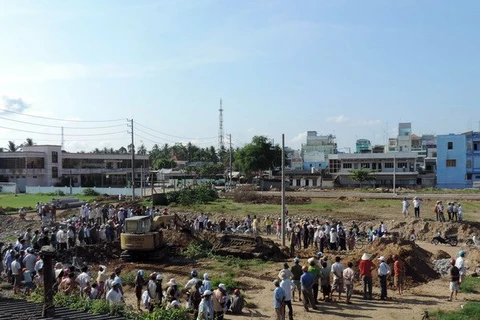 Locals gather at the excavation site (Photo: VNA)