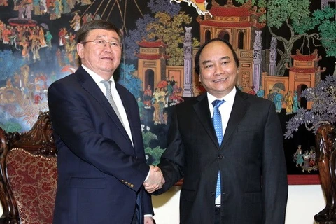 Deputy PM Nguyen Xuan Phuc (R) and Mongolian Deputy Minister of Foreign Affairs Damba Gan Khuyag (Photo: VNA)