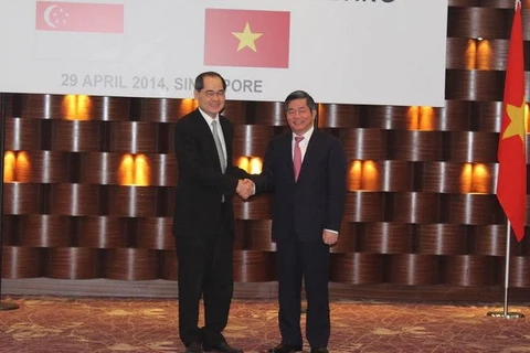 Minister of Planning and Investment Bui Quang Vinh (right); Singaporean Minister of Trade and Industry Lim Hng Kiang (Photo: VNA)