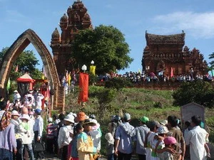 People visits ancient Cham towers to join the festival (Photo: VNA)