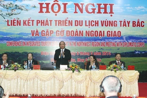 Deputy Prime Minister Nguyen Xuan Phuc chairs the conference (Photo: VNA)