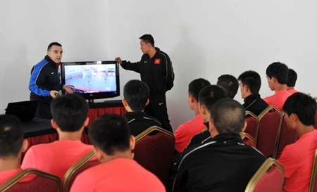 Coach Bruno Formoso and players of Viet Namduring a match analysis (Photo: VNA)