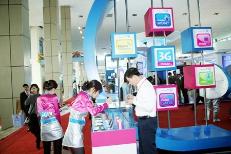 A Vinaphone customer seeks information on the 3G network in Hanoi (Photo: VNA)