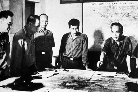 The photo posted in Granma with General Giap (first from right) (Photo: granma.cu)