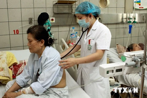 A patient under treatment at Bach Mai Hospital in Hanoi (Photo: VNA)