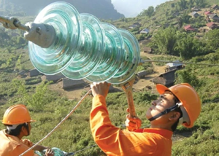 Work underway to ensure electricity supply to Tua Sin Chai Commune in Lai Chau province (Photo: VNA)