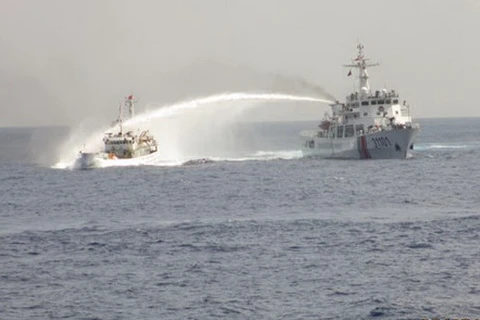 Chinese ship uses water cannons against Vietnamese coast guard vessels (Source: Vietnamese Ministry of Foreign Affairs)