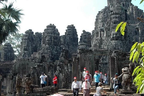 Vietnamese tourists visit Bayon temple in Cambodia (Source: VNA)