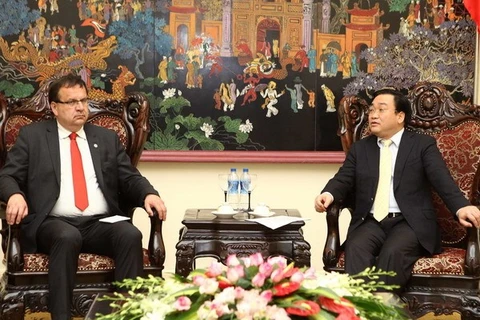 Deputy Prime Minister Hoang Trung Hai (R) and Czech Republic’s Minister of Industry and Trade Jan Mladek (L) (Photo: VNA)