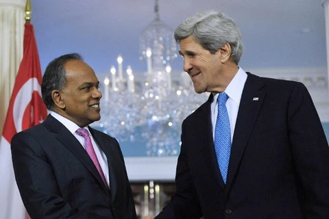 Secretary of State John Kerry and his Singapore counterpart K. Shanmugam (Source: Xinhua)