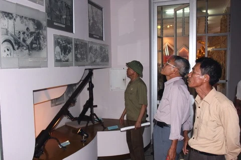 Veterans and tourists visit Ho Chi Minh Museum, where keeps nearly 1,000 objects and documents on Truong Son Soldiers (Source: VNA)