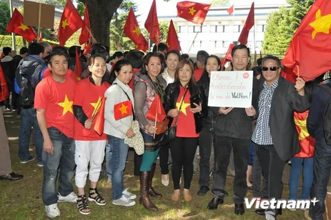 Vietnamese people living in Belgium stage a demonstration to protest China's illegal placement (Source: VNA) 