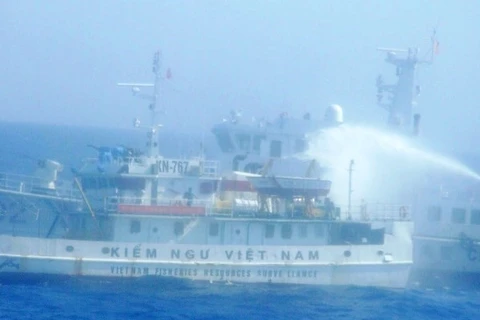 Chinese ships attack Vietnam's law enforcement forces boat (Source: VNA)