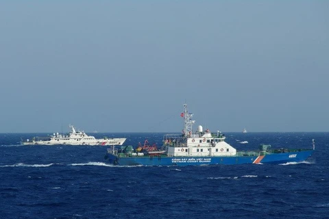 China's ship (the left) prevents Vietnamese ship from performing duties (Source: VNA)