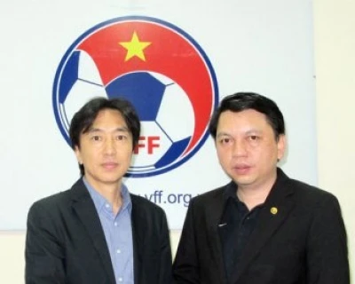 VFF General Secretary Le Hoai Anh congratulates newly appointed coach Toshiya Miura (Source: VFF) 