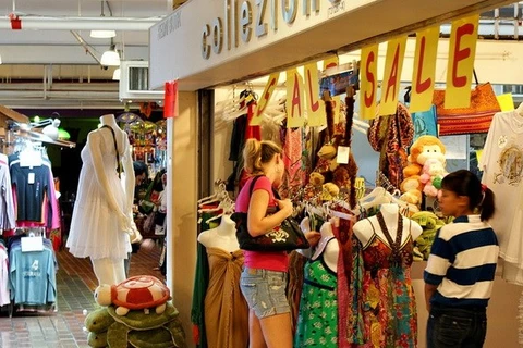 Foreign tourist goes shopping in Malaysia (Source: vincequek.com)