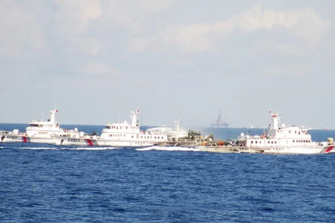 Chinese ships protect the oi rig (Photo: VNA)